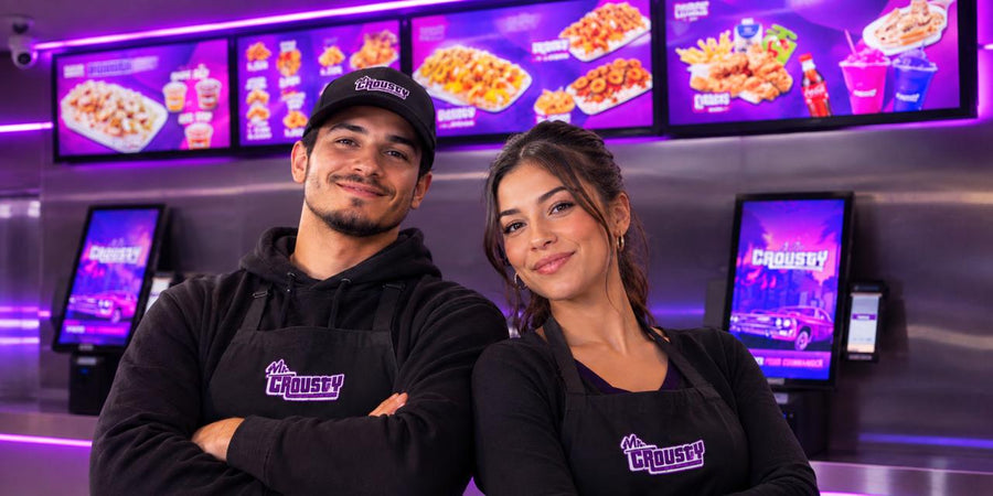 Comptoir Mr Crousty à Montréal — équipe prête à servir le poulet panko